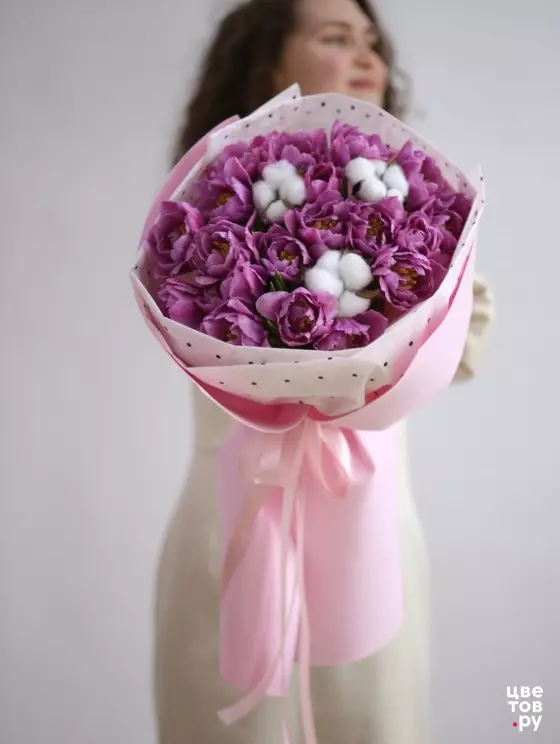 Пионовидные фиолетовые тюльпаны с хлопком