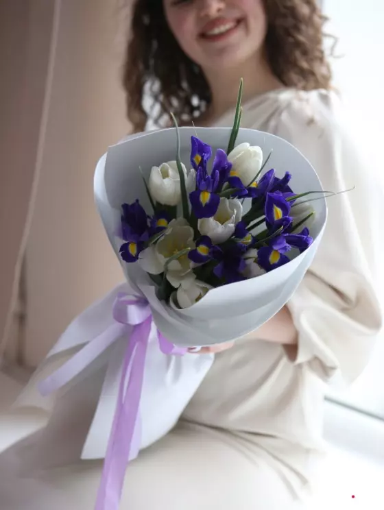 Нежный букетик с тюльпанами и синими ирисами